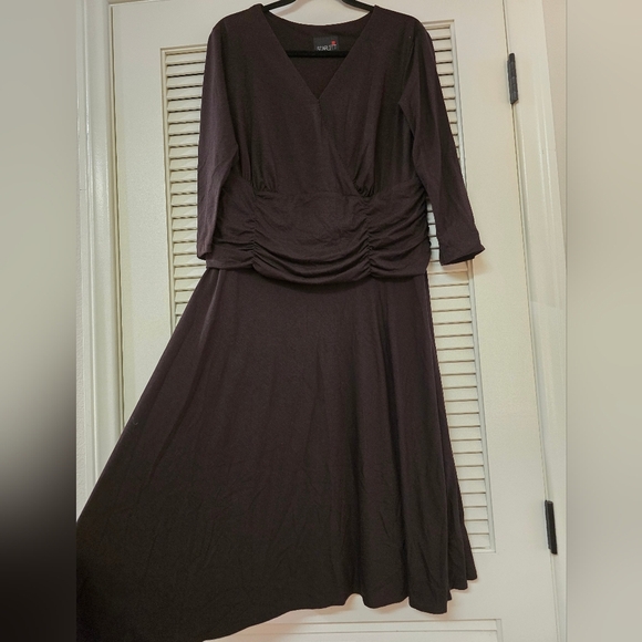 Scarlett Dresses & Skirts - Scarlett - Brown V-Neck ¾ Sleeve Dress